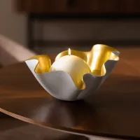 белый
